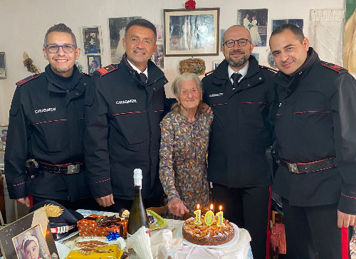 I parenti non possono raggiungerla, nonna Rosina festeggia con i carabinieri i suoi 101 anni