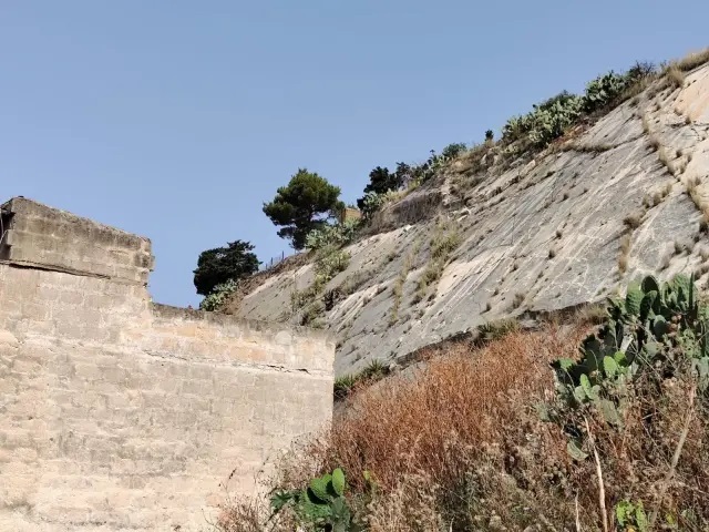 Erice, via al consolidamento del costone roccioso sovrastante il cortile Adragna