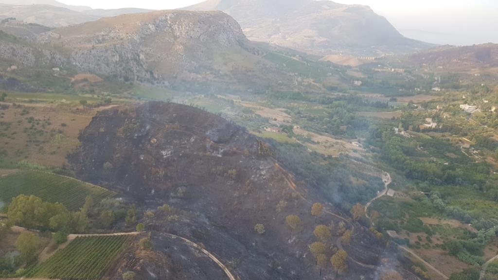2 ore di volo con 5 sganci e 4000 litri d’acqua su un incendio