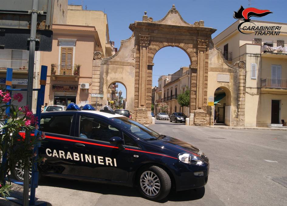 Castelvetrano, resistenza e porto abusivo di armi: arrestato un 33enne