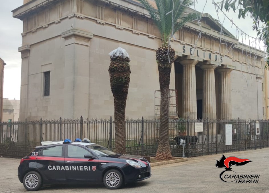 Castelvetrano, ruba un'auto e gli da fuoco: arrestato