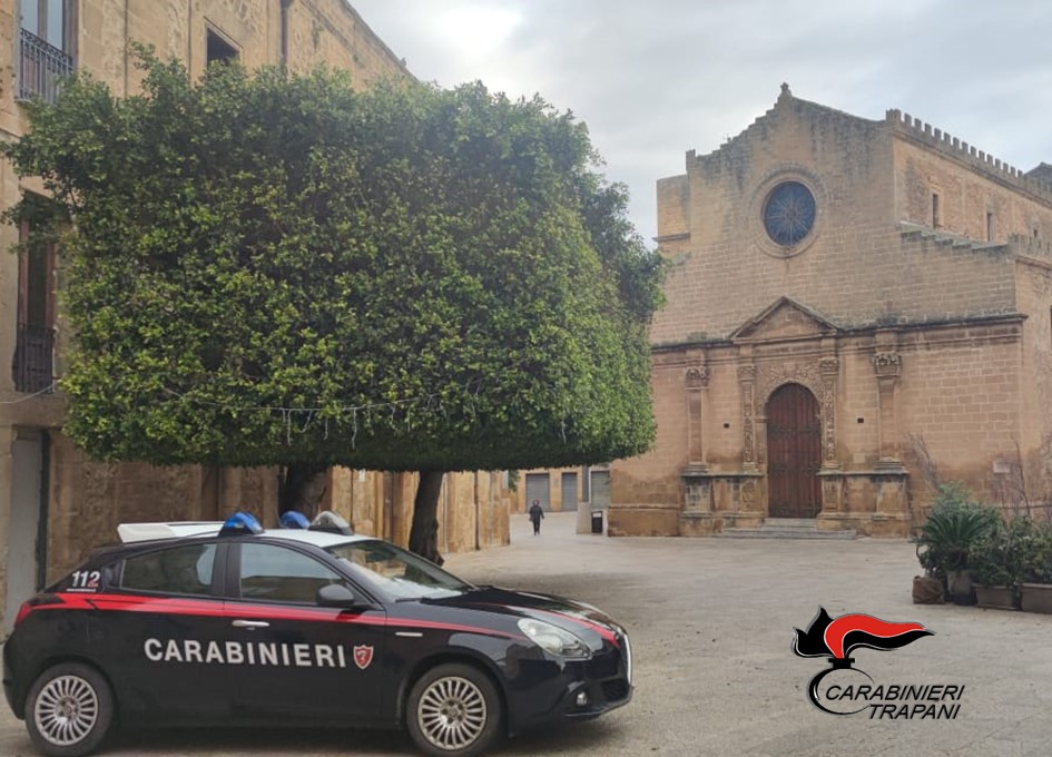 Castelvetrano, sfondano la vetrina di un tabacchi per rubare: denunciati padre e figlio