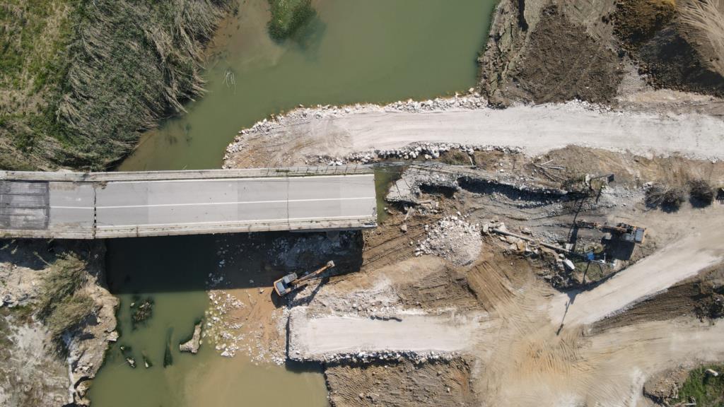 Ponte sul fiume di San Bartolomeo, procedono i lavori di demolizione
