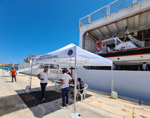 Cinquecento migranti sbarcati al porto di Trapani dalla nave Diciotti