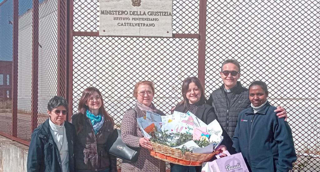 Ai detenuti di Castelvetrano i doni dei bambini del catechismo