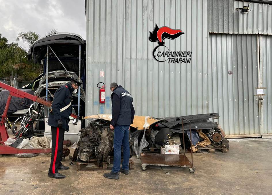 Alcamo, gestiva un impianto di autodemolizione abusivo: denunciato