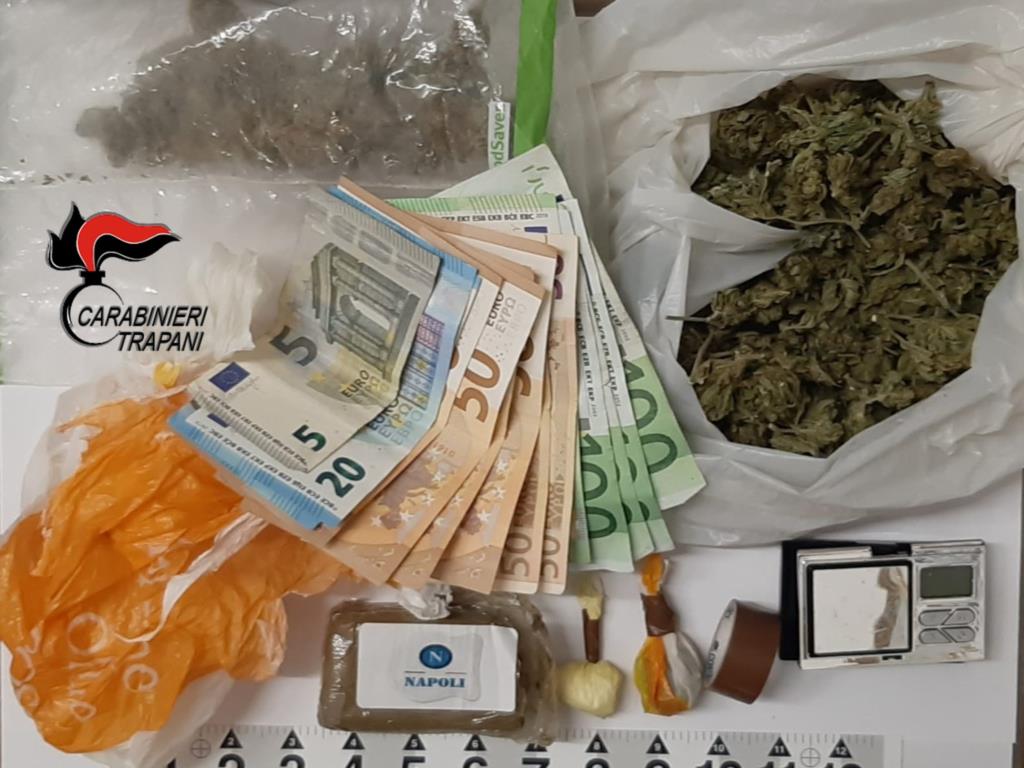 Alcamo, in auto con la droga: arrestati due giovani