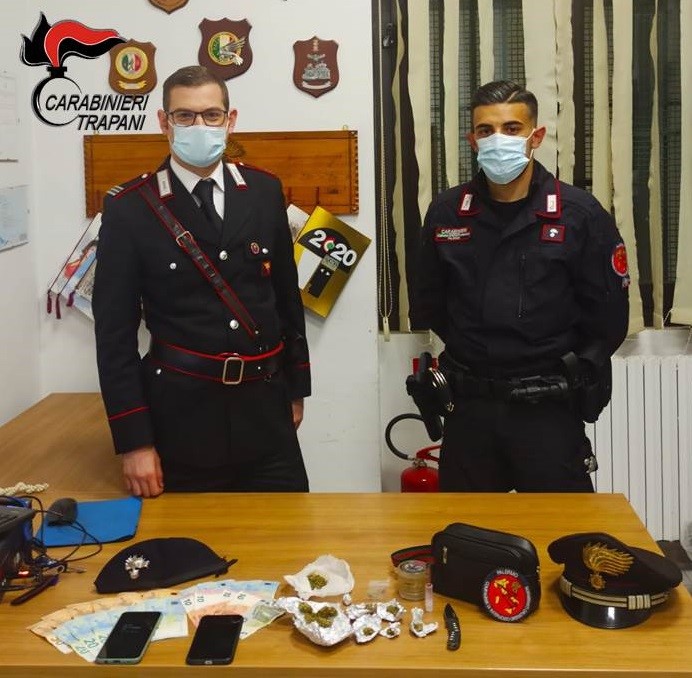 Alcamo, controlli del territorio: i carabinieri sequestrano droga e un coltello