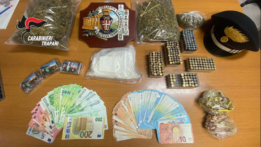 Campobello, droga e munizioni nel suo esercizio commerciale: arrestato