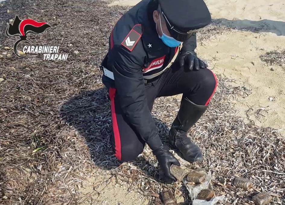 Petrosino, ancora droga ritrovata in spiaggia (VIDEO)