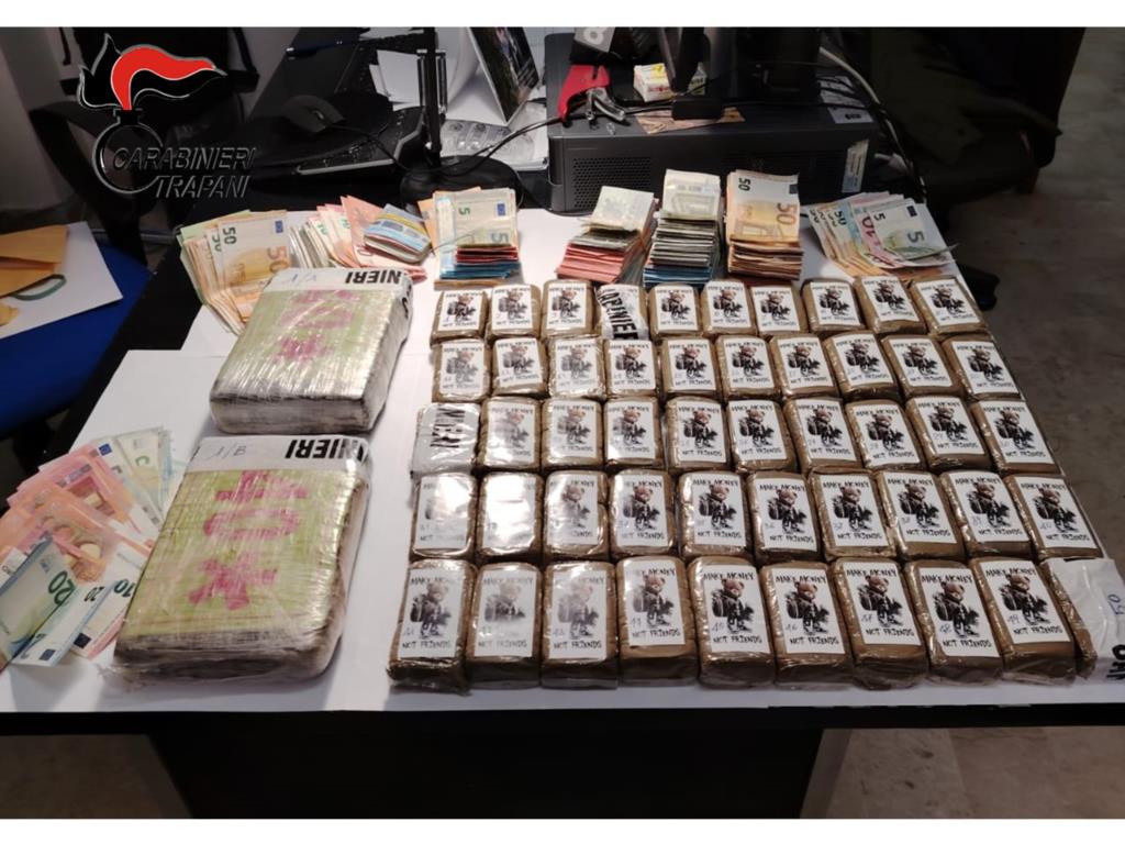 Trapani, sorpresi in auto con 2 chili di cocaina e 5 di hashish: due arresti