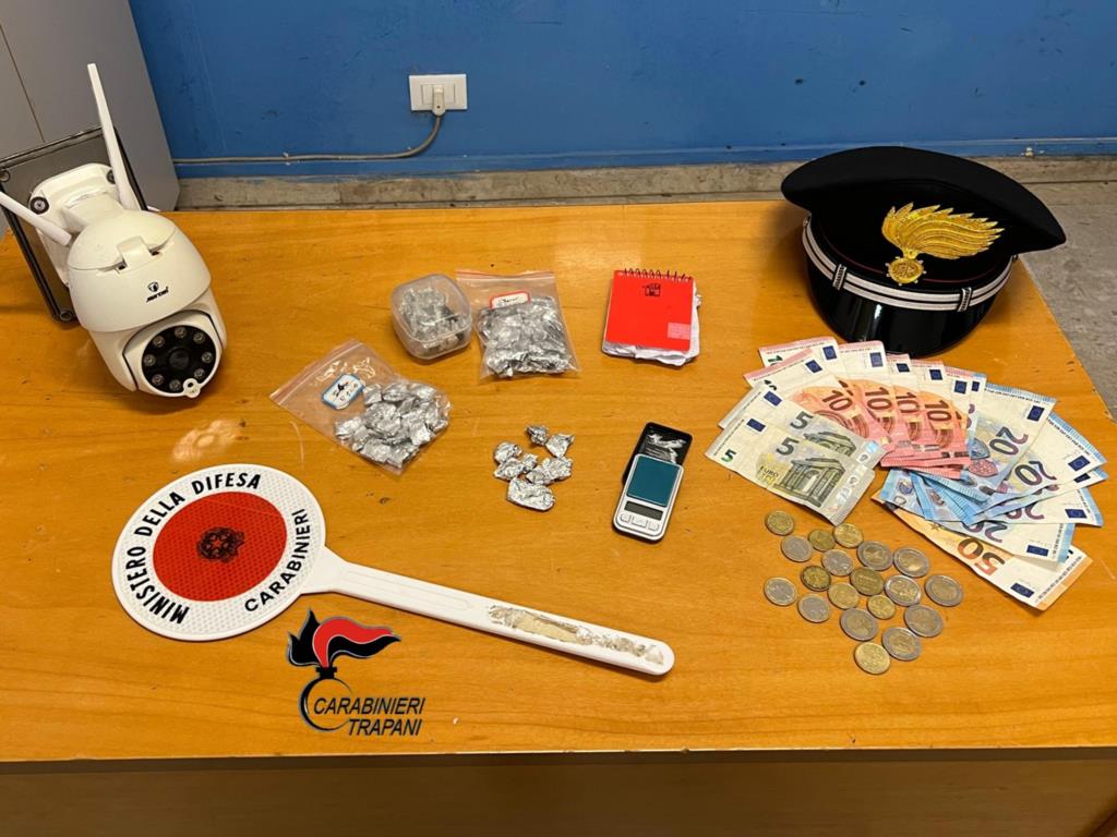 Erice, blitz anti droga a San Giuliano: un arresto e una denuncia