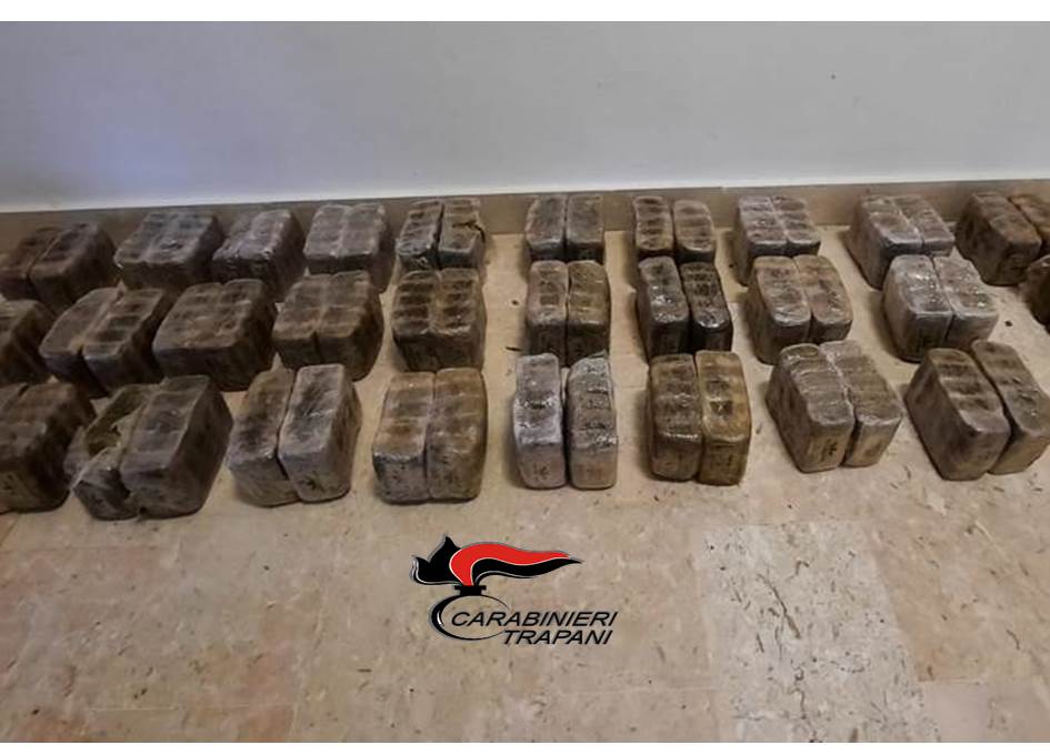 Marsala: rinvenuti 40 chili di hashish in spiaggia