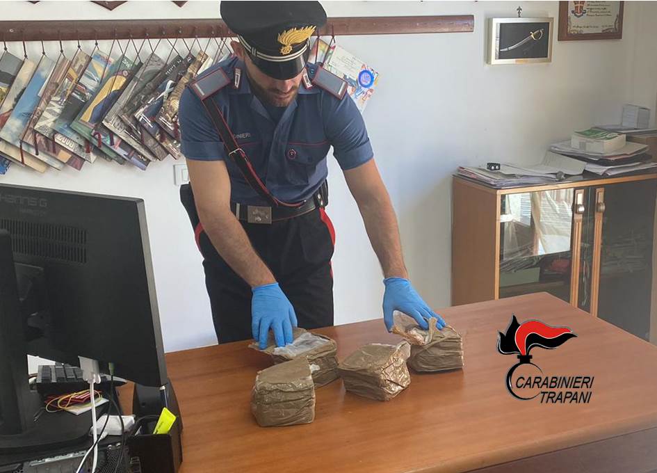 Castellammare, 4 chili di hashish ritrovati in spiaggia