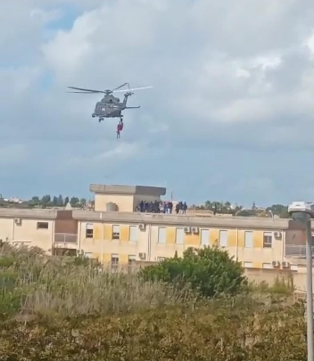 Misiliscemi, iniziata l'evacuazione degli ospiti del centro Cara (VIDEO)