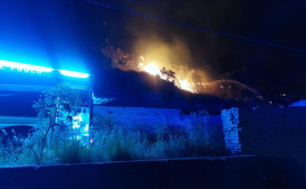 Incendio a Erice, ancora fiamme dopo una notte da inferno