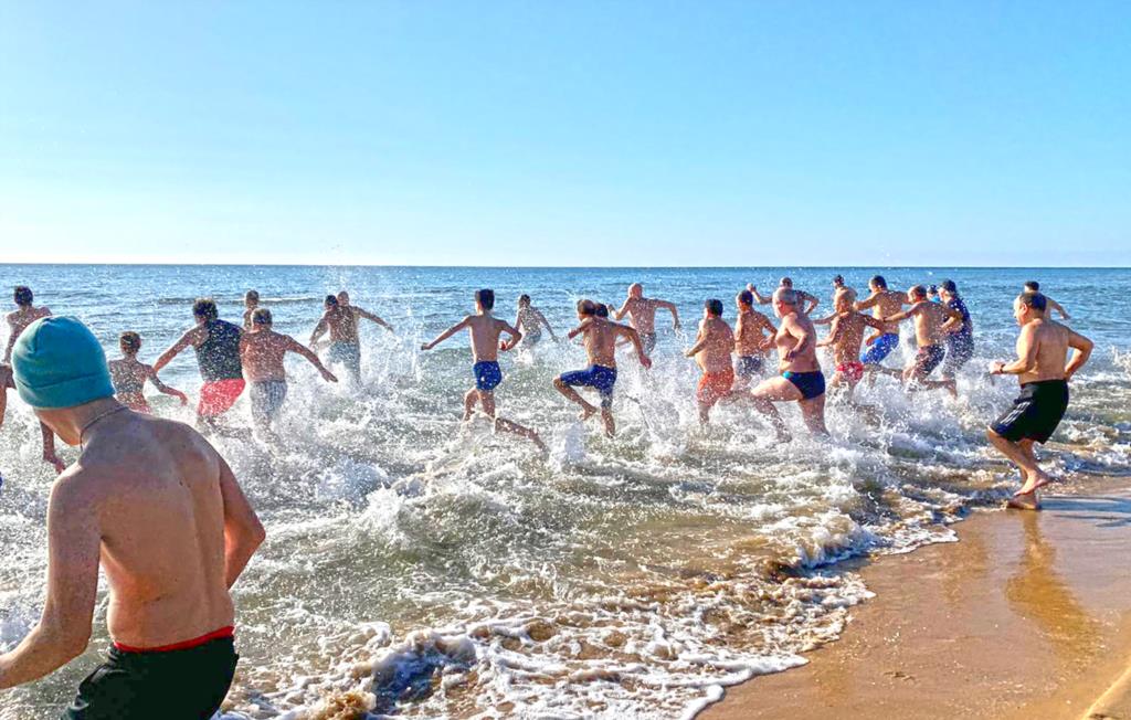 Bagno di capodanno: a Campobello di Mazara si sono tuffati in 45