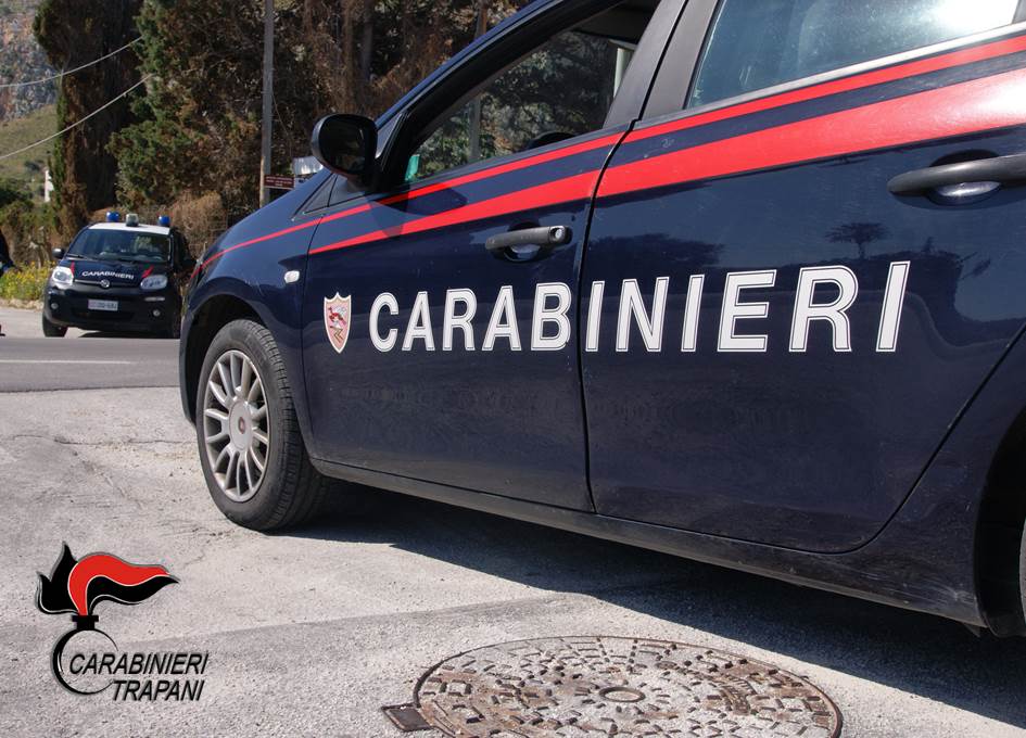 Trapani, non si ferma all'Alt dei Carabinieri e tenta la fuga: 18enne in manette
