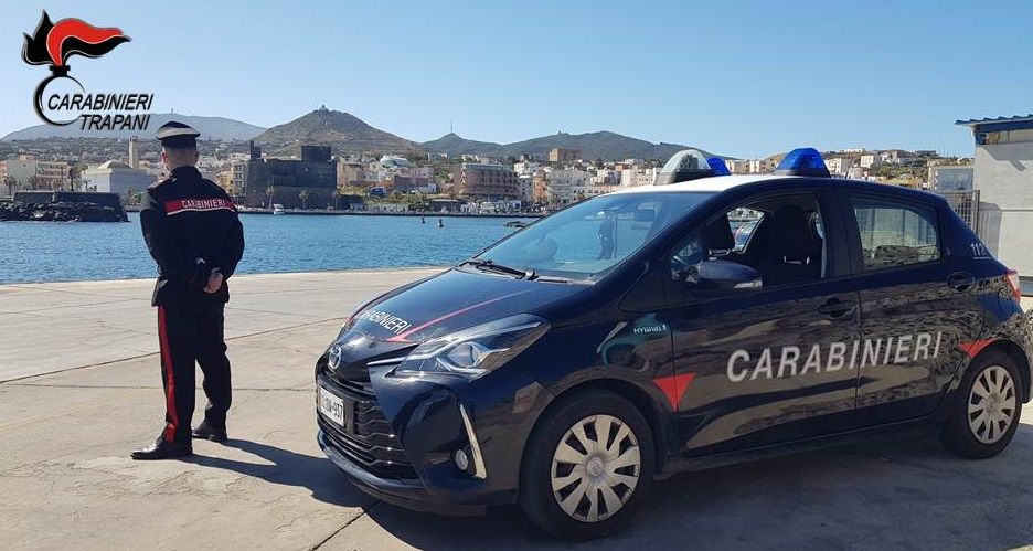 Pantelleria, sbarca dal traghetto con la valigia piena di droga: 35enne in manette