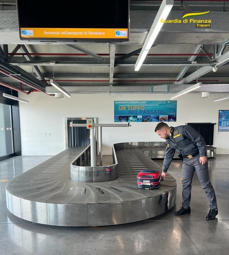 Atterra all'aeroporto di Pantelleria con 2 chili di hashish in valigia