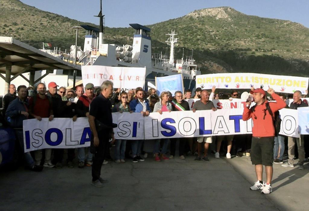 Tagli ai trasporti marittimi, scatta la protesta