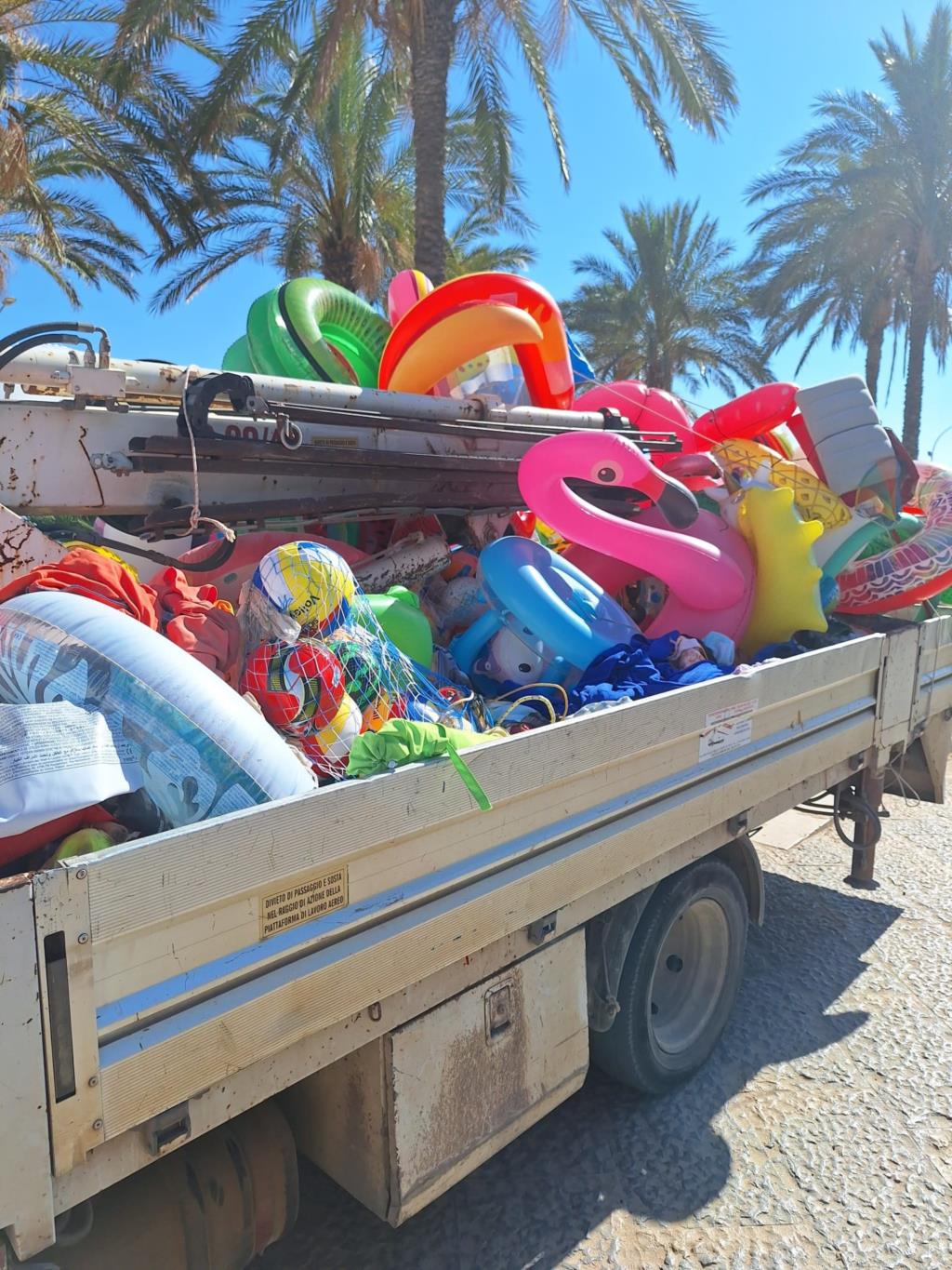 San Vito, spiaggia libera ripulita da attrezzature abbandonate