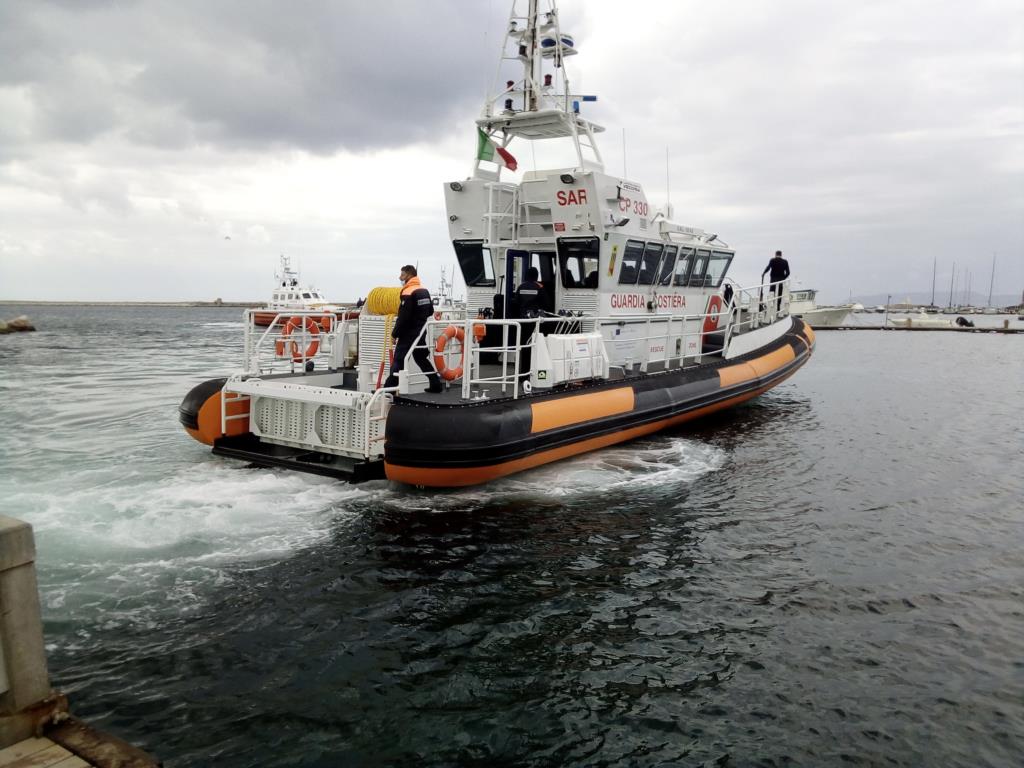 Barca in avaria al largo delle Egadi, la Guardia Costiera salva 14 persone