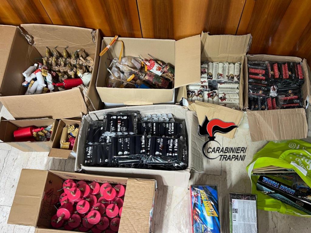 Trapani, oltre 1.300 botti artigianali nascosti sotto il letto: 27enne in manette (VIDEO)