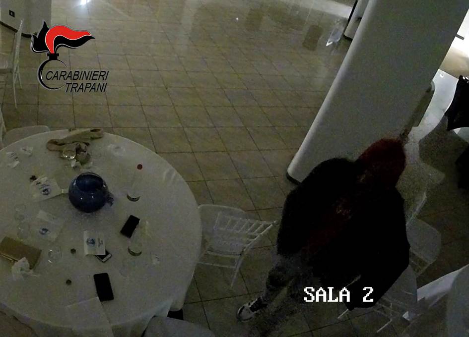 Erice, ruba un telefonino durante una festa di Halloween: denunciato