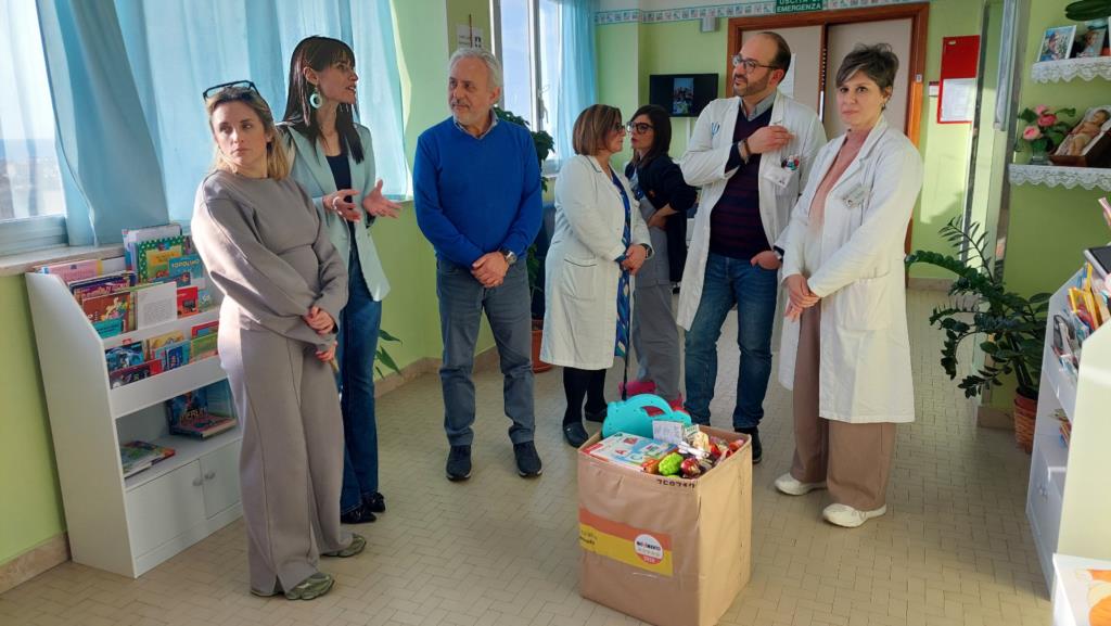 Donati giocattoli ai reparti di pediatria del Sant'Antonio