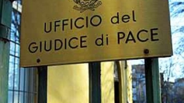 Cadono calcinacci dalla sede della Guardia Costiera: assolto l'ex comandante
