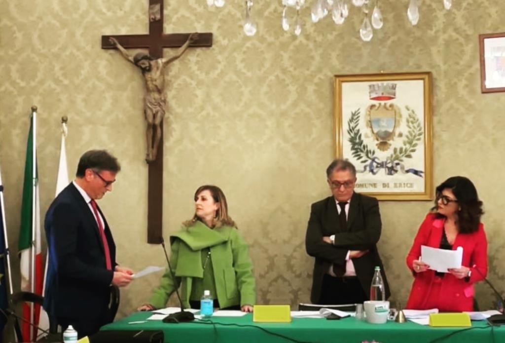 Erice, si è insediato ieri in Consiglio l'avvocato Vincenzo Maltese (VIDEO)