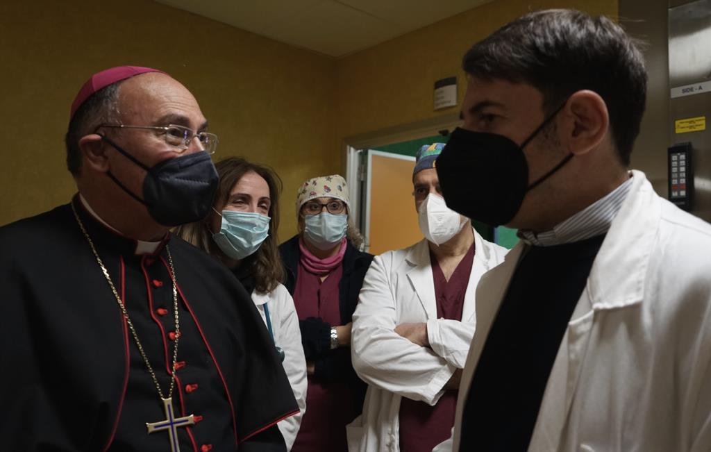 Appello del vescovo di Mazara: 'Potenziare gli organici negli ospedali'
