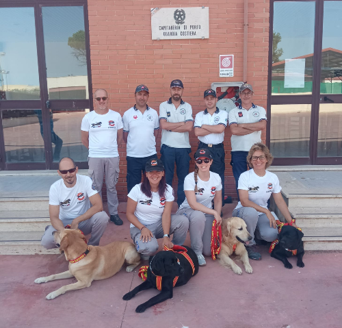 Esercitazione della Guardia Costiera con i cani da salvataggio