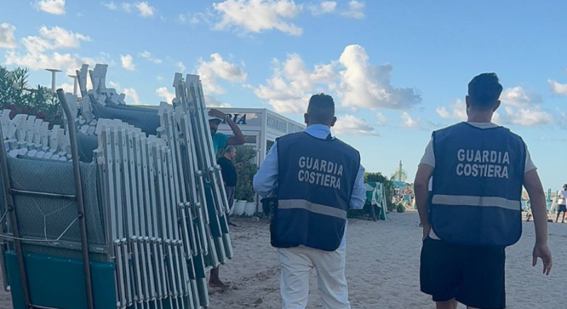 San Vito Lo Capo, sequestrati sdraio e ombrelloni sulla spiaggia libera