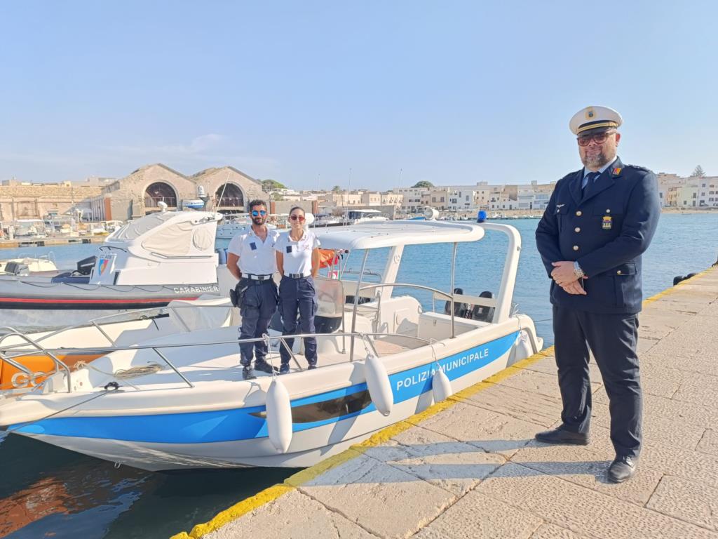 Affidata alla Polizia locale di Favignana imbarcazione utilizzata per l’immigrazione clandestina