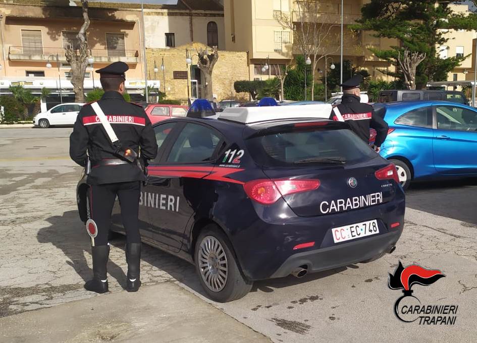 Campobello, ruba un'auto parcheggiata ma i Carabinieri lo inseguono e recuperano la refurtiva