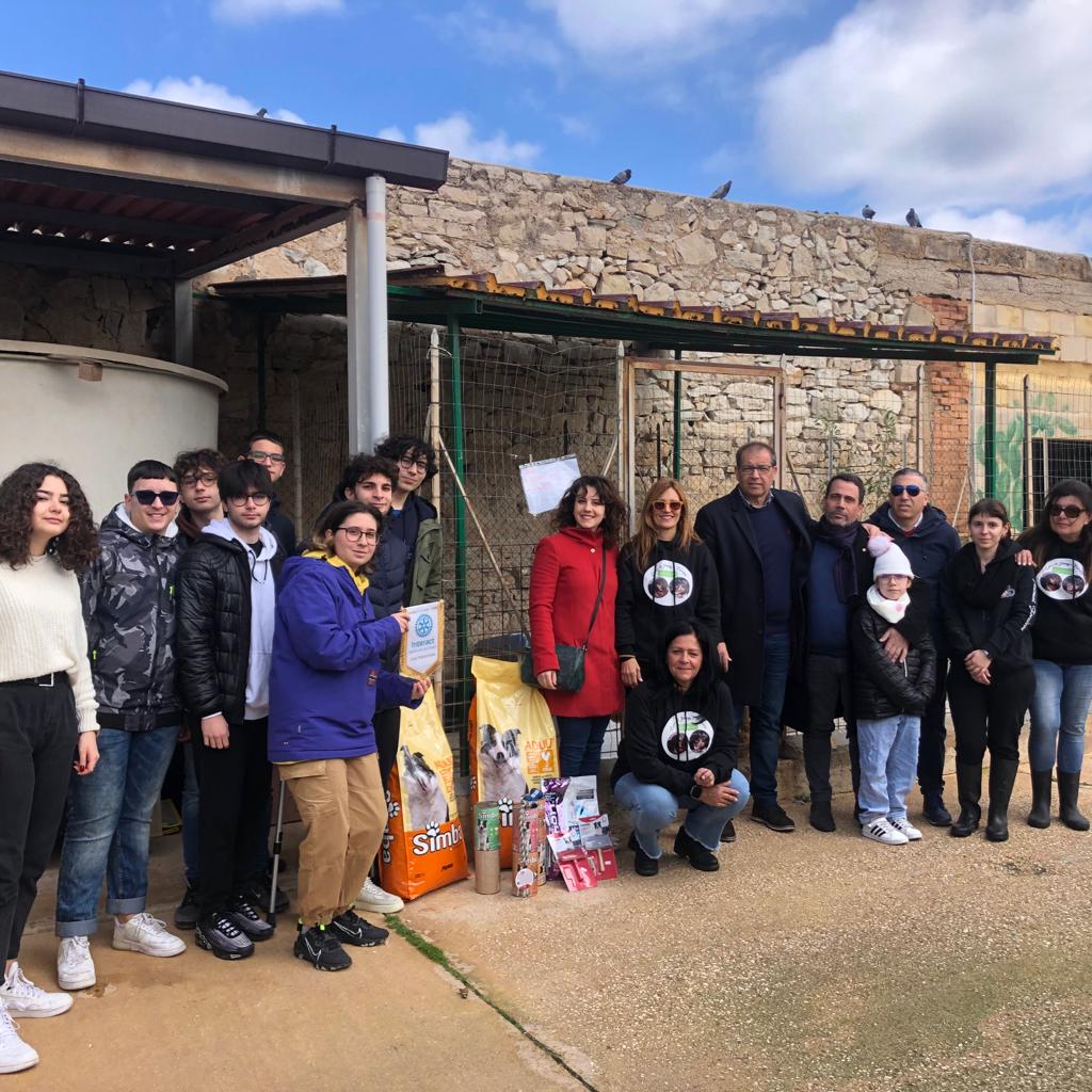 Trapani, l'Interact dona cibo e attrezzi ai cuccioli del rifugio comunale