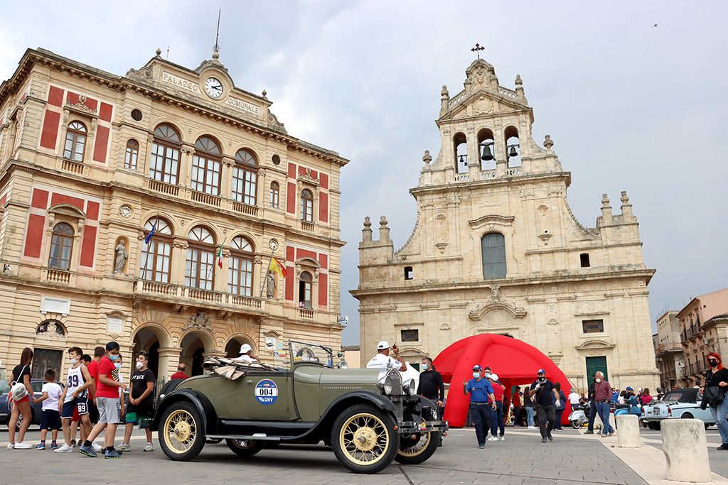 Automobilismo: parte la 32esima edizione del giro di Sicilia auto storiche