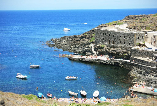 Venduto all'asta l'hotel di Cala Levante a Pantelleria