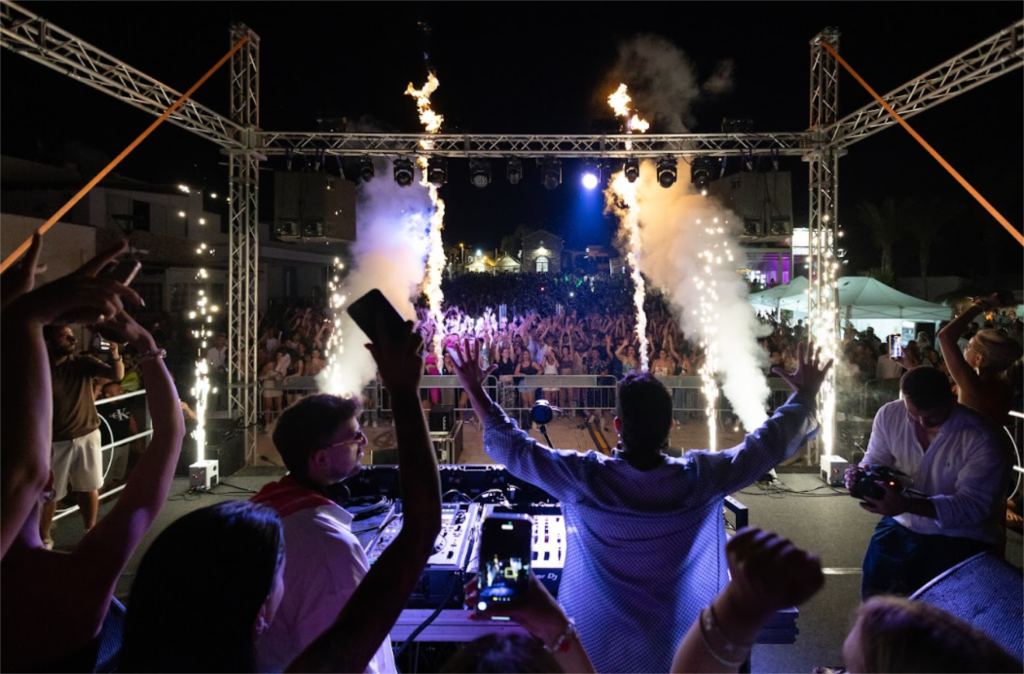Baia Cornino come Lloret de Mar, tra disco e cultura: la prima serata della Festa dei Mari