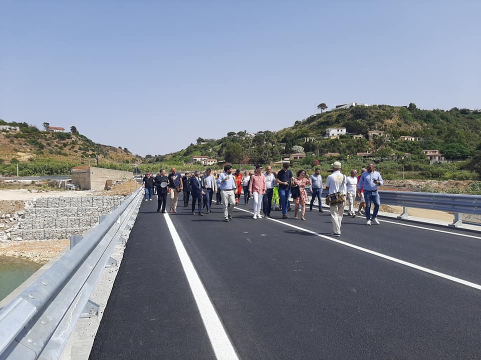 Ponte sul fiume San Bartolomeo chiuso ogni sera dalle ore 19 alle 7 del mattino