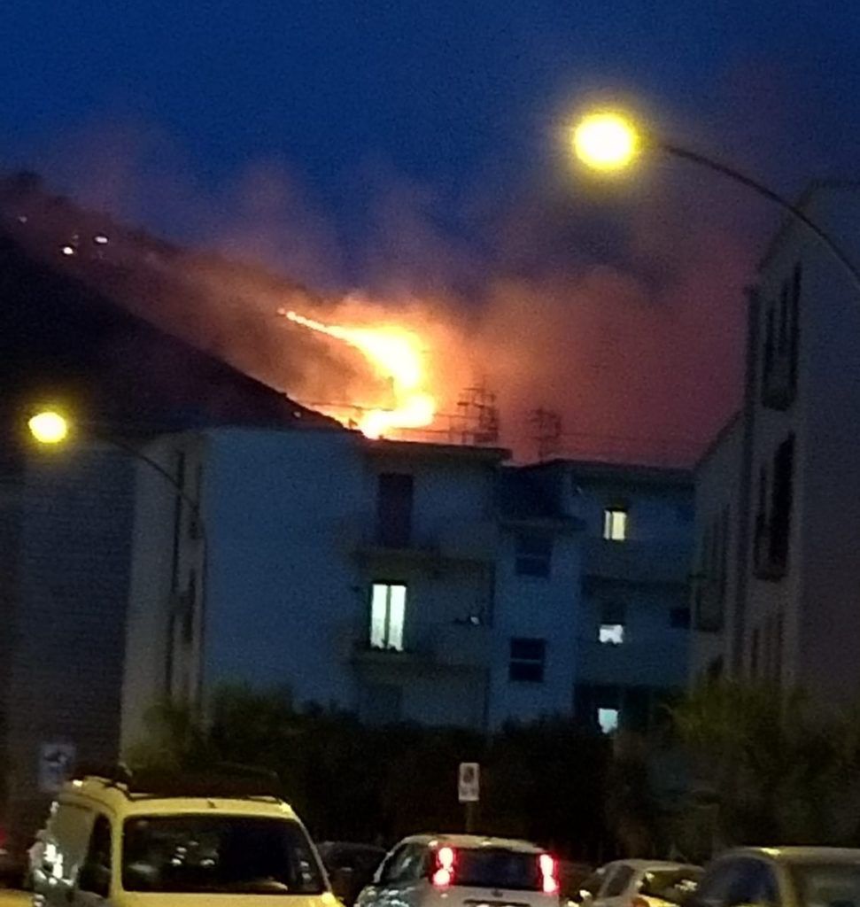 Alcamo, Vigili del fuoco alle prese con un incendio sul monte Bonifato (video)