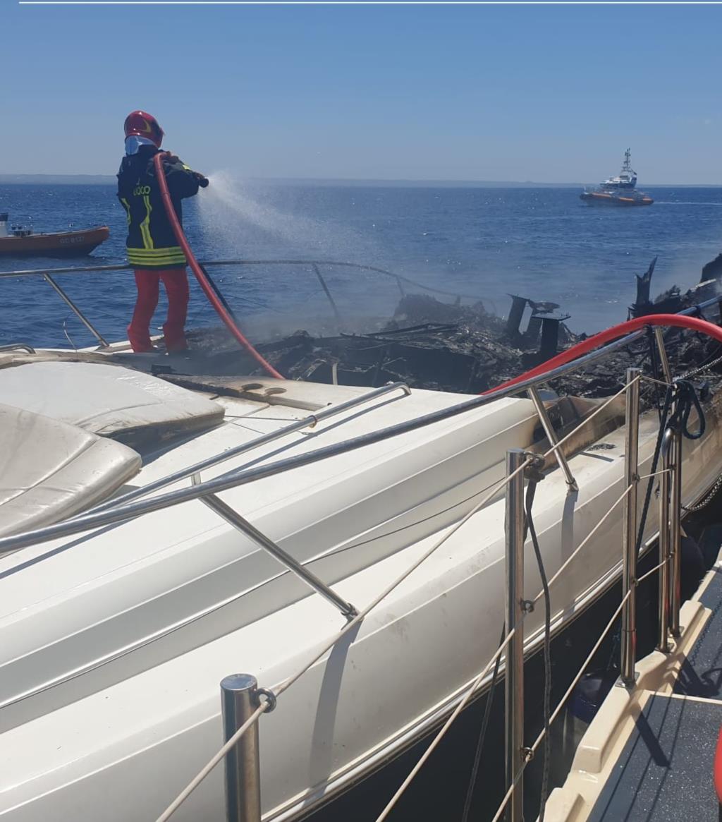 Favignana. In fiamme un’imbarcazione, salvi 4 turisti