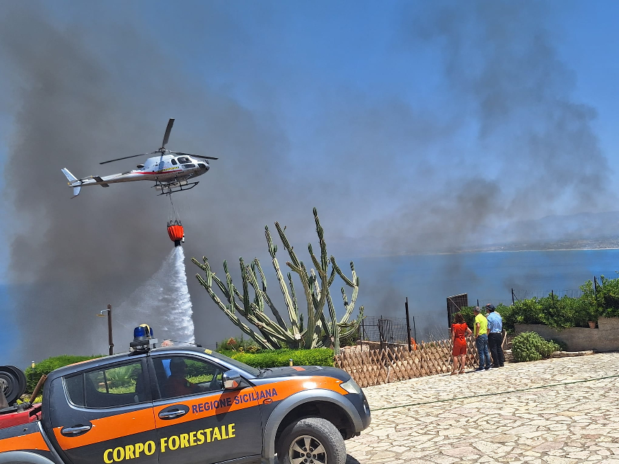 Ancora in corso l’incendio in contrada Conza a Castellammare del Golfo