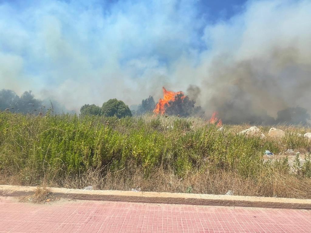 Trapani, incendio presso spiaggia del Lungomare Dante Alighieri