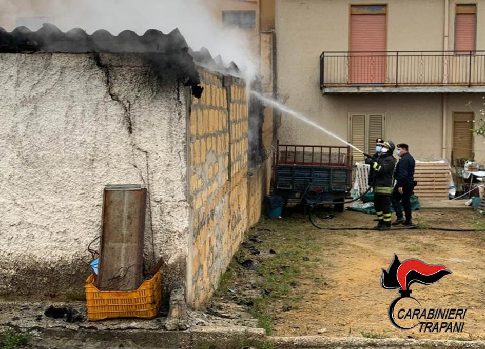 Vasto incendio a Partanna: in fiamme un deposito di mezzi agricoli (VIDEO)