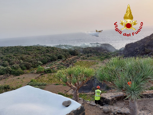 Spento il vasto rogo sull'isola di Pantelleria, si contano i danni