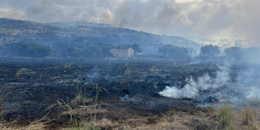 Incendio in contrada Misericordia a Valderice