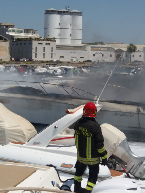 Marsala: a fuoco tre barche all'interno del porto di Marsala